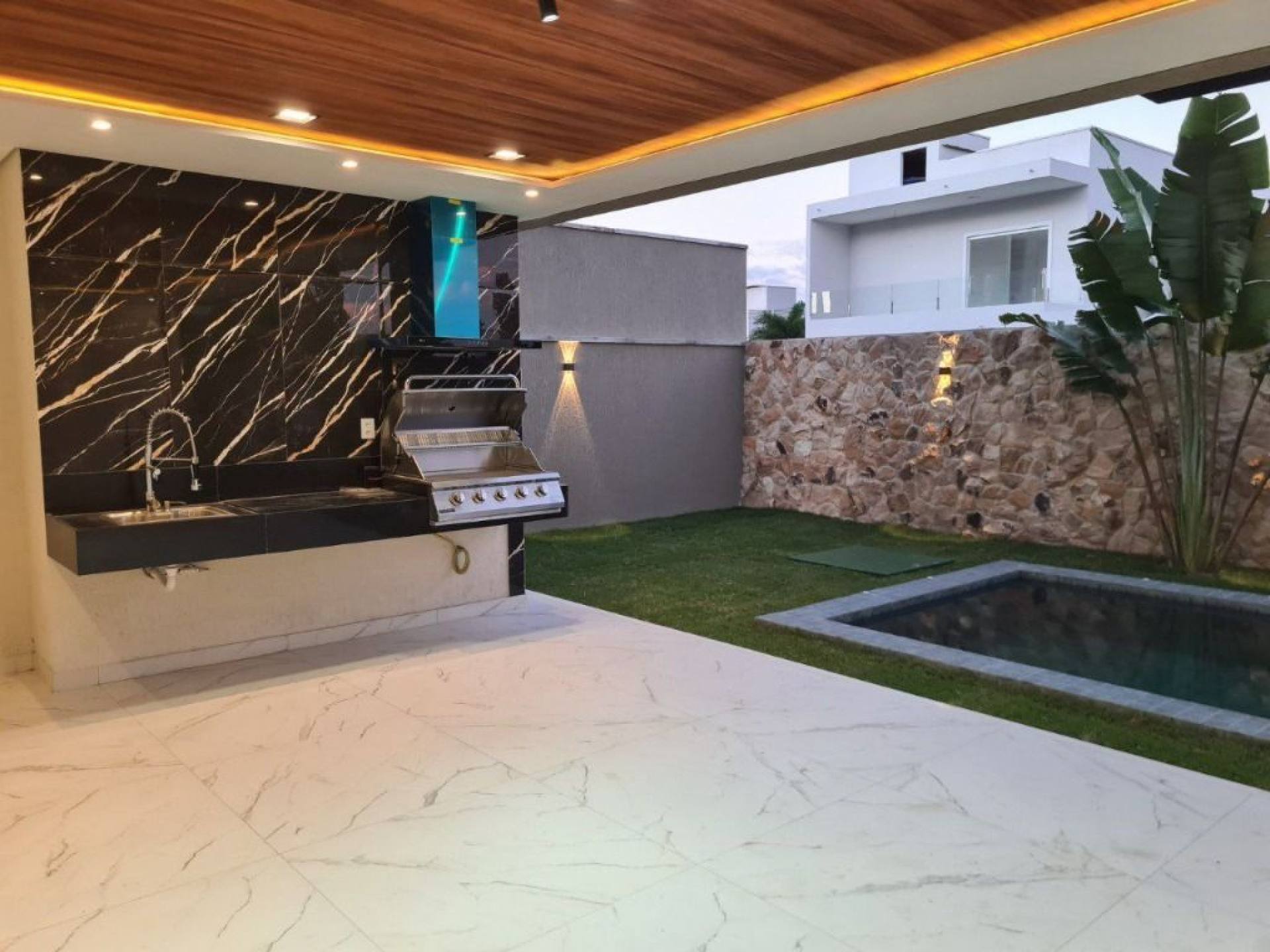 Casa Duplex com 4 quartos à venda, 328 m² por R$ 1.950.000 - Cidade Alpha - Eusébio/CE