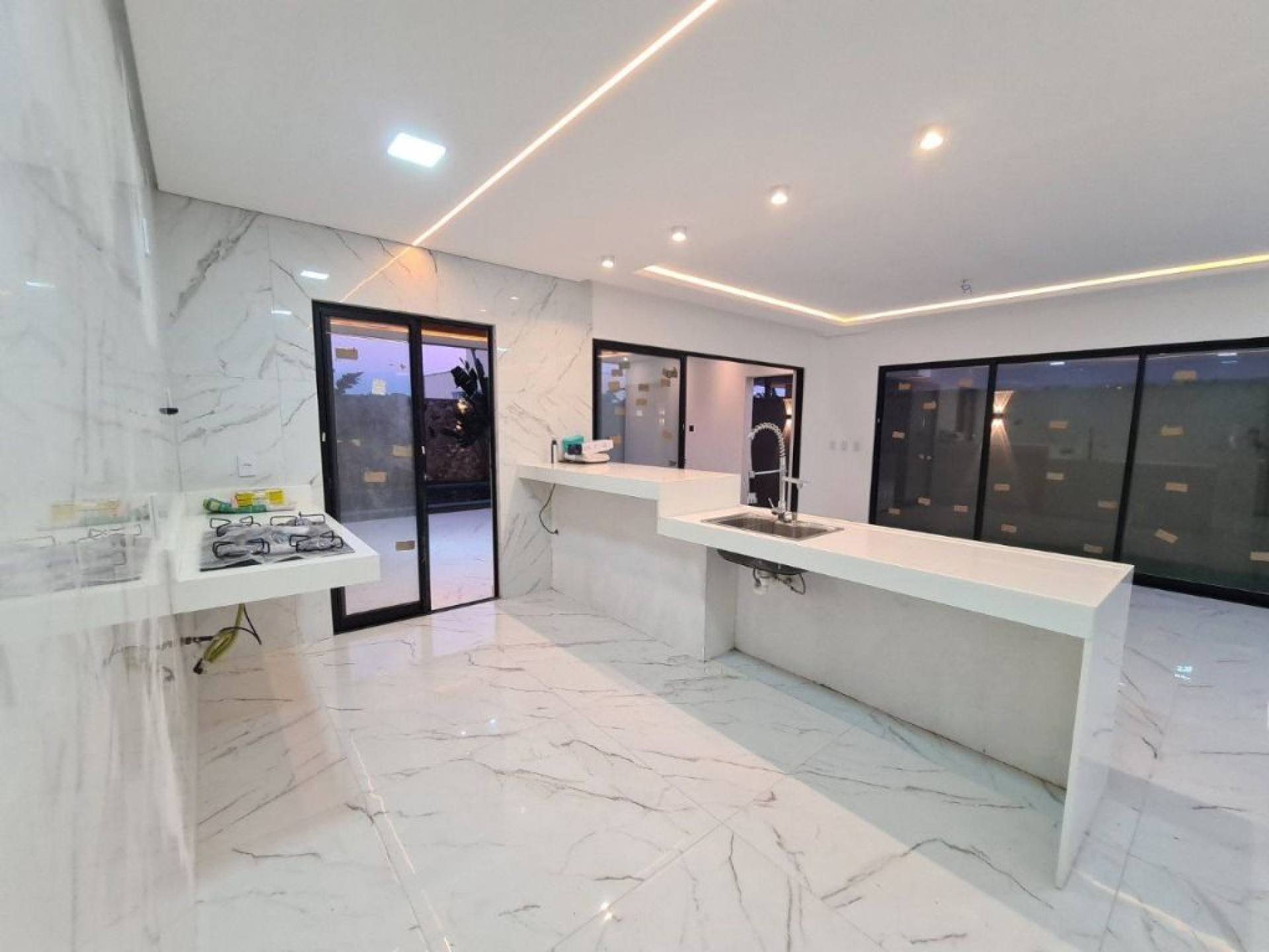 Casa Duplex com 4 quartos à venda, 328 m² por R$ 1.950.000 - Cidade Alpha - Eusébio/CE
