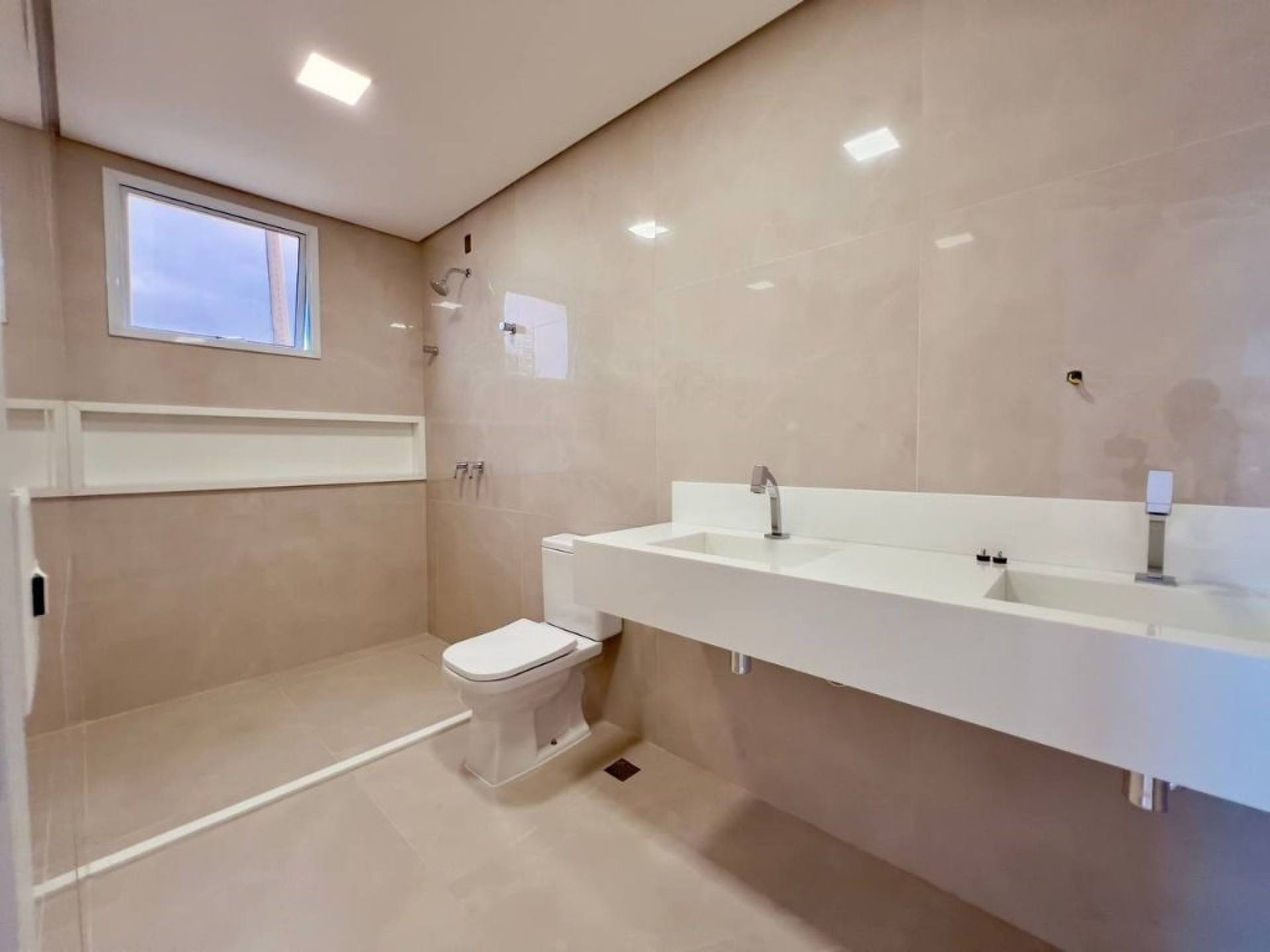 Casa Duplex com 4 quartos à venda, 255 m² por R$ 1.900.000 - Cidade Alpha - Eusébio/CE