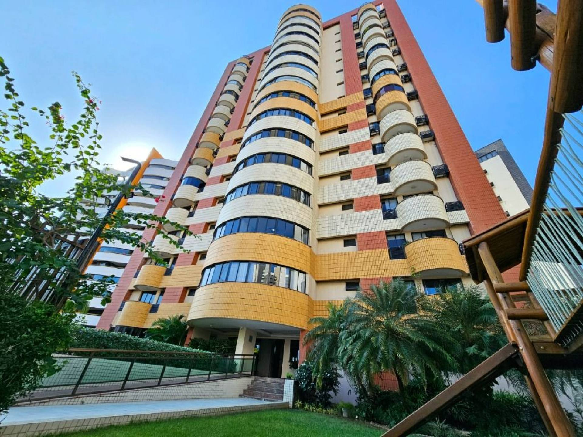 Apartamento com 3 dormitórios à venda, 143 m² por R$ 750.000,00 - Cocó - Fortaleza/CE