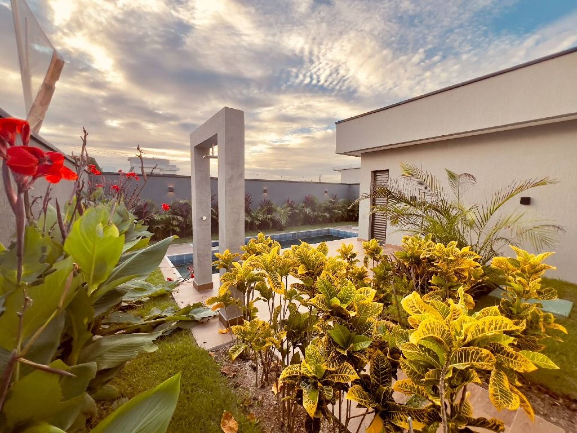 Casa Duplex com 4 quartos à venda, 245 m² por R$ 1.780.000 - Cidade Alpha - Eusébio/CE