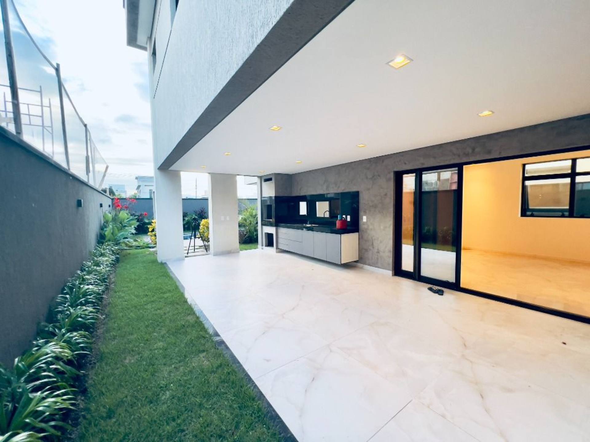 Casa Duplex com 4 quartos à venda, 245 m² por R$ 1.780.000 - Cidade Alpha - Eusébio/CE