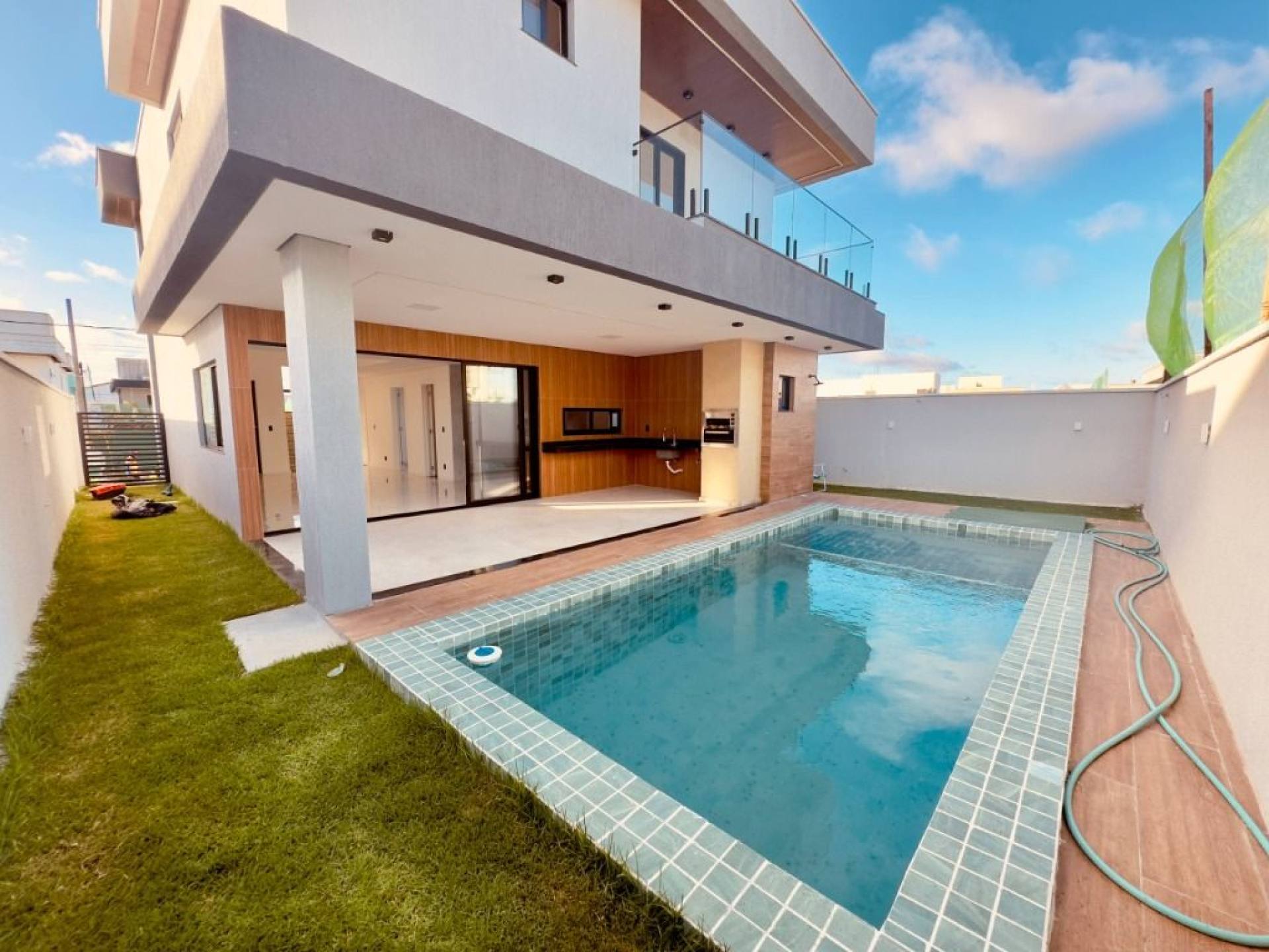 Casa Duplex com 4 quartos à venda, 214 m² por R$ 1.400.000 - Cidade Alpha - Eusébio/CE