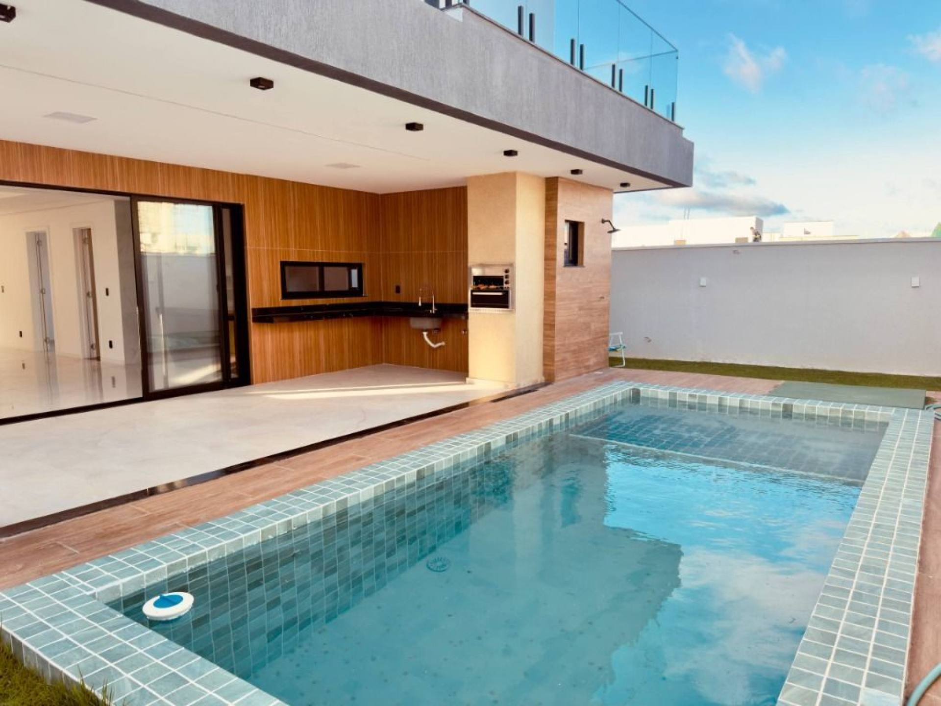 Casa Duplex com 4 quartos à venda, 214 m² por R$ 1.400.000 - Cidade Alpha - Eusébio/CE