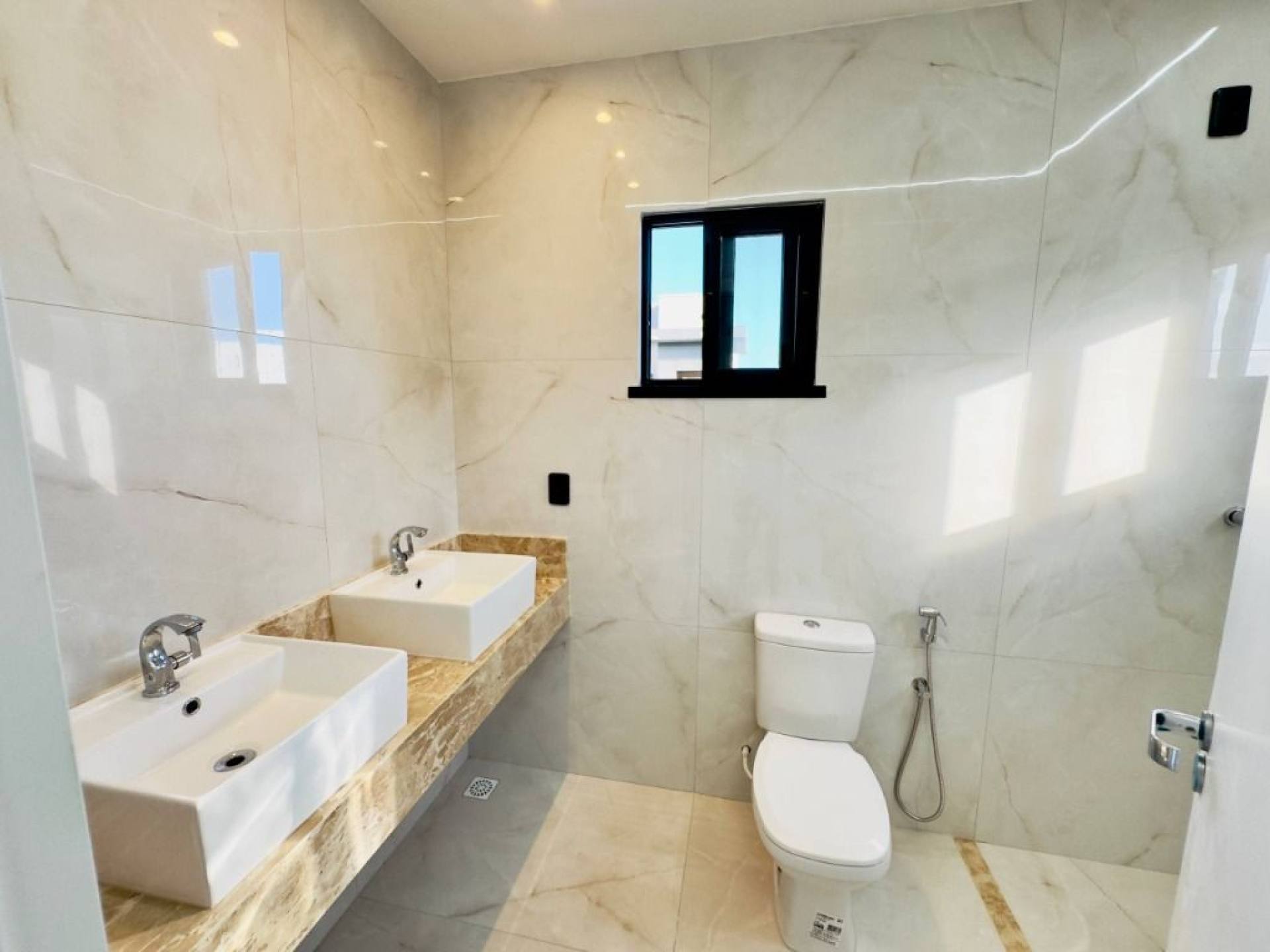 Casa Duplex com 4 quartos à venda, 214 m² por R$ 1.400.000 - Cidade Alpha - Eusébio/CE
