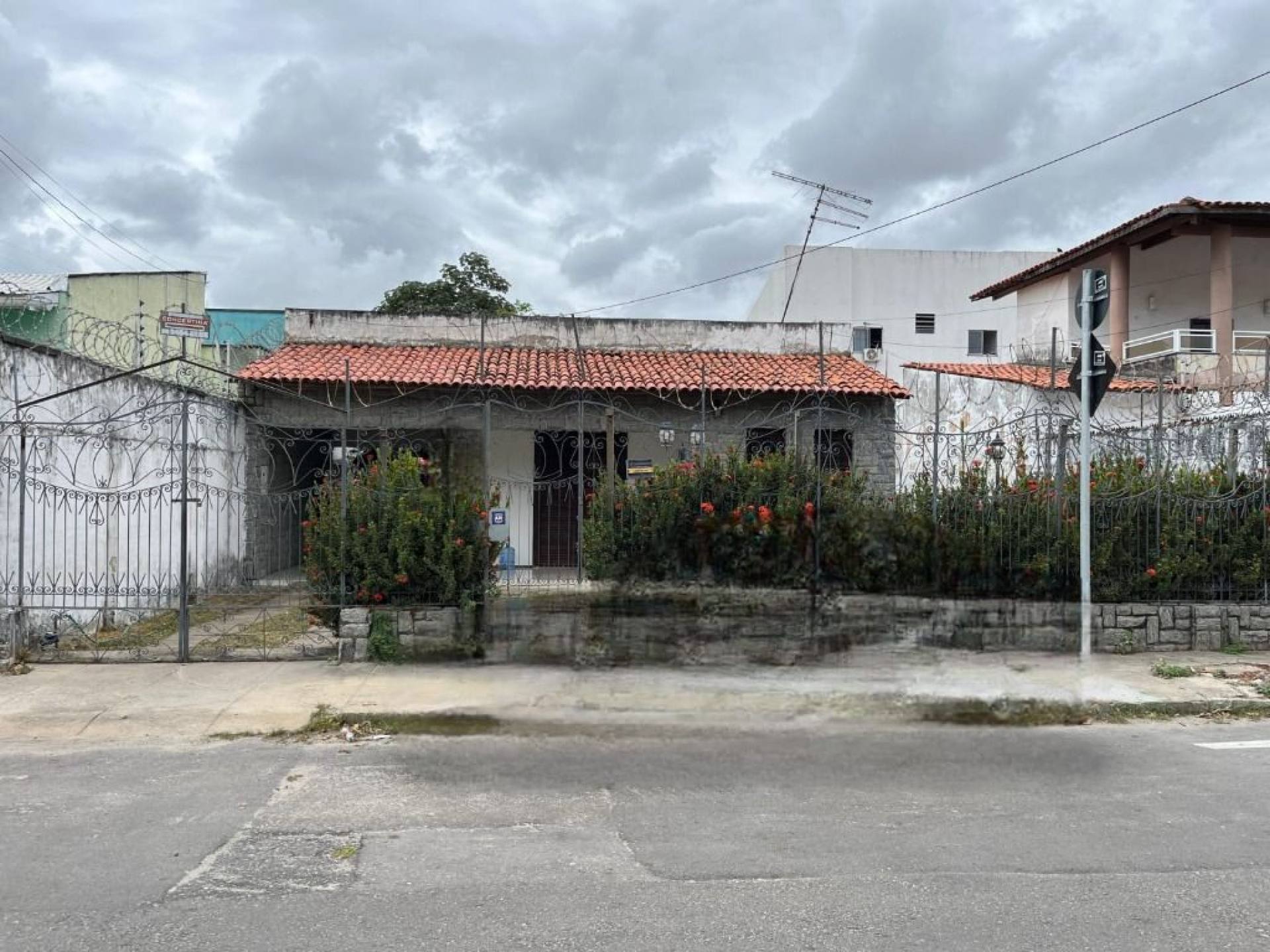 Casa com 4 quartos à venda, 230 m² por R$ 690.000 - Cambeba - Fortaleza/CE