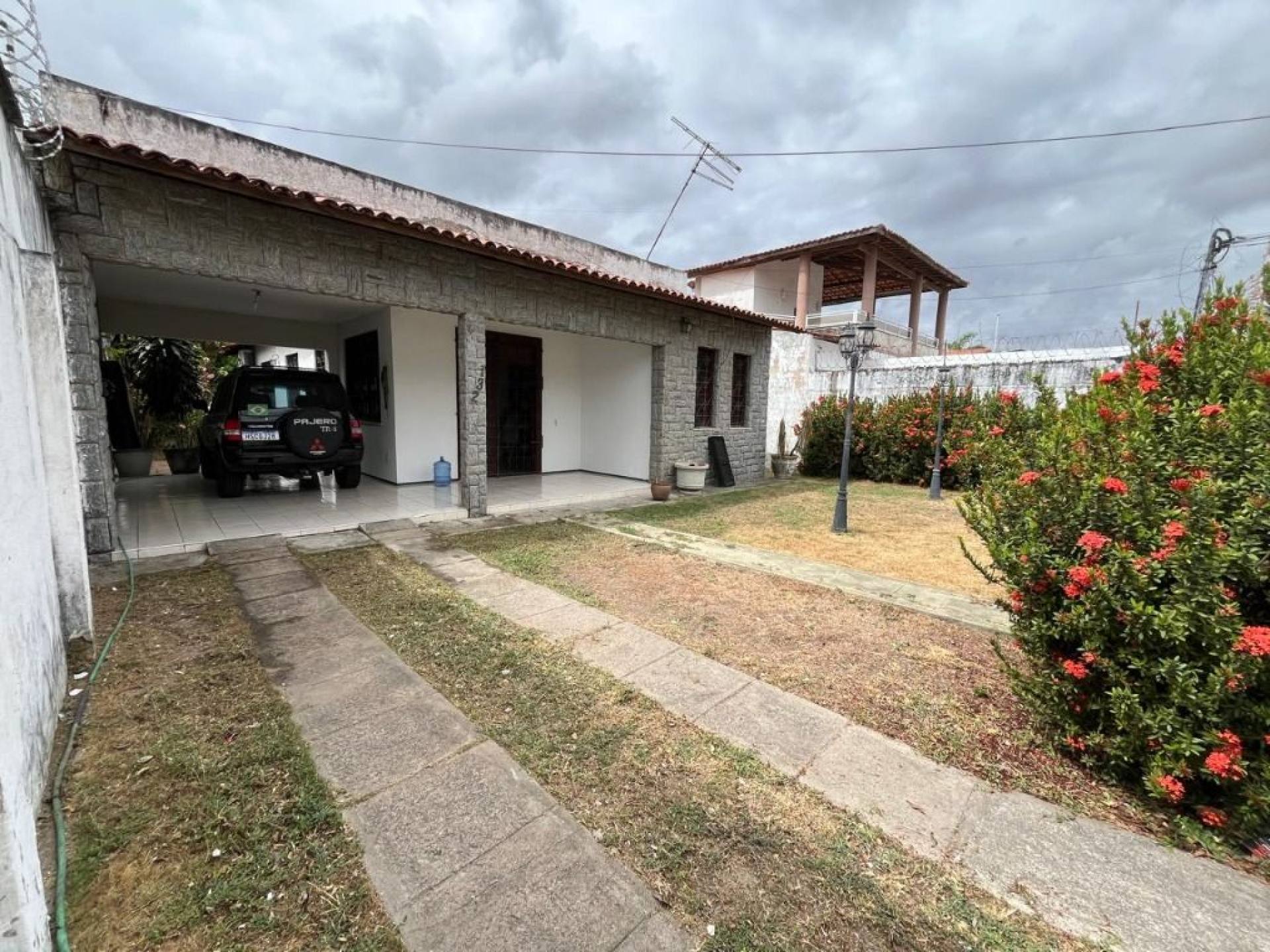 Casa com 4 quartos à venda, 230 m² por R$ 690.000 - Cambeba - Fortaleza/CE