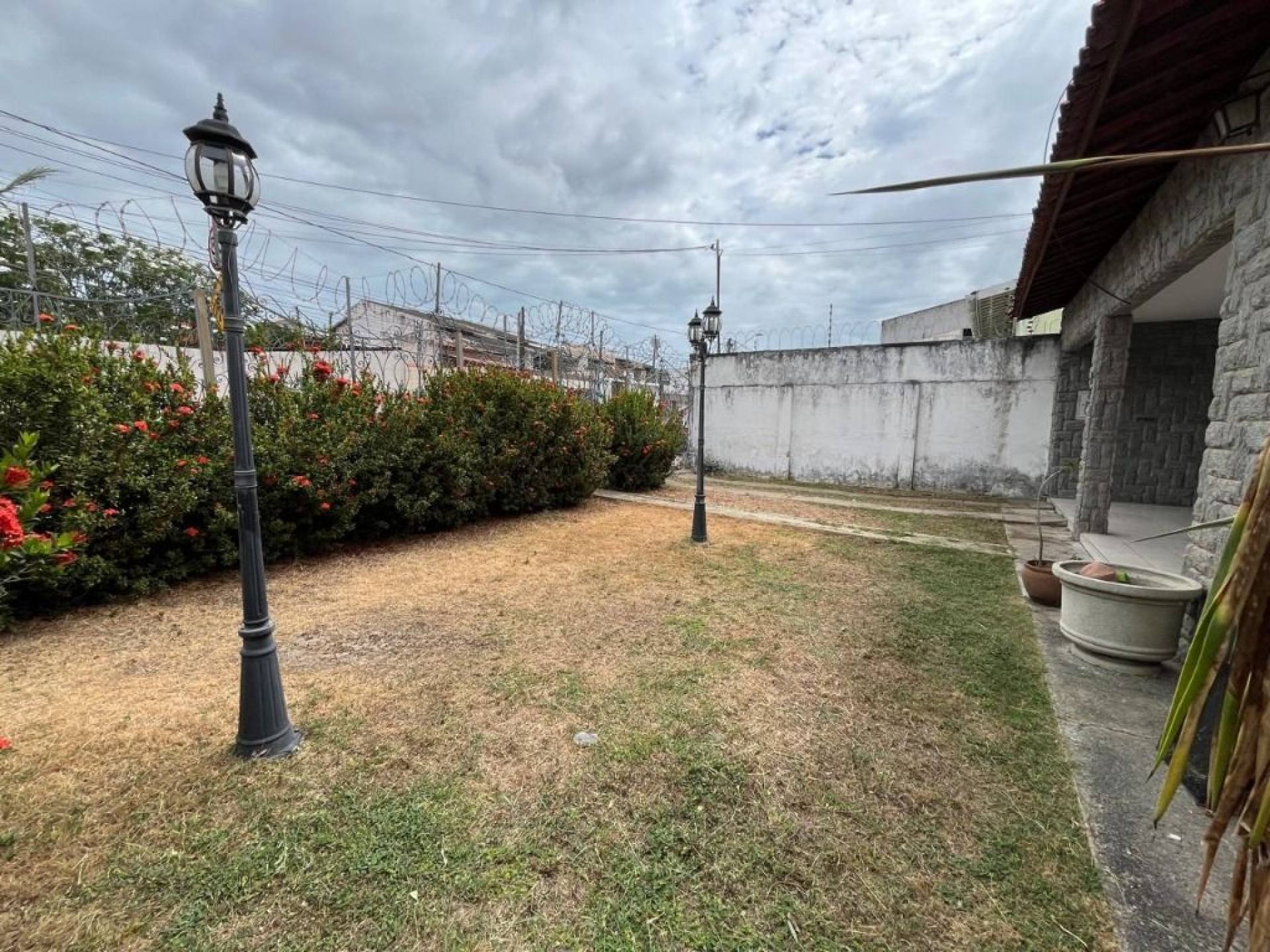 Casa com 4 quartos à venda, 230 m² por R$ 690.000 - Cambeba - Fortaleza/CE