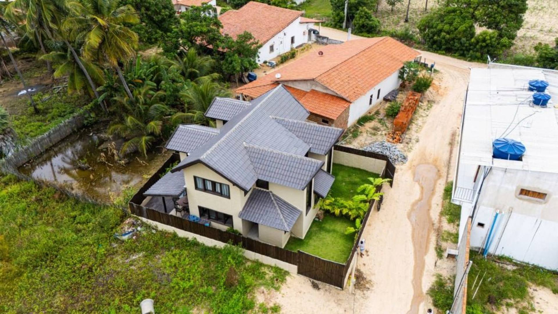 Casa com 2 dormitórios à venda, 100 m² por R$ 750.000 - Icaraí de Amontada/CE