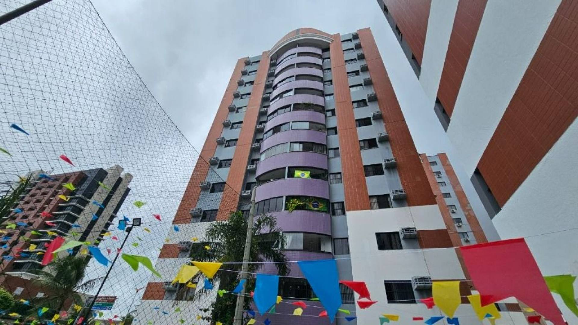 Apartamento à venda no Guararapes - R$ 580.000,00, 3 quartos, 1 suíte, 2 banheiros sociais, 2 vagas.