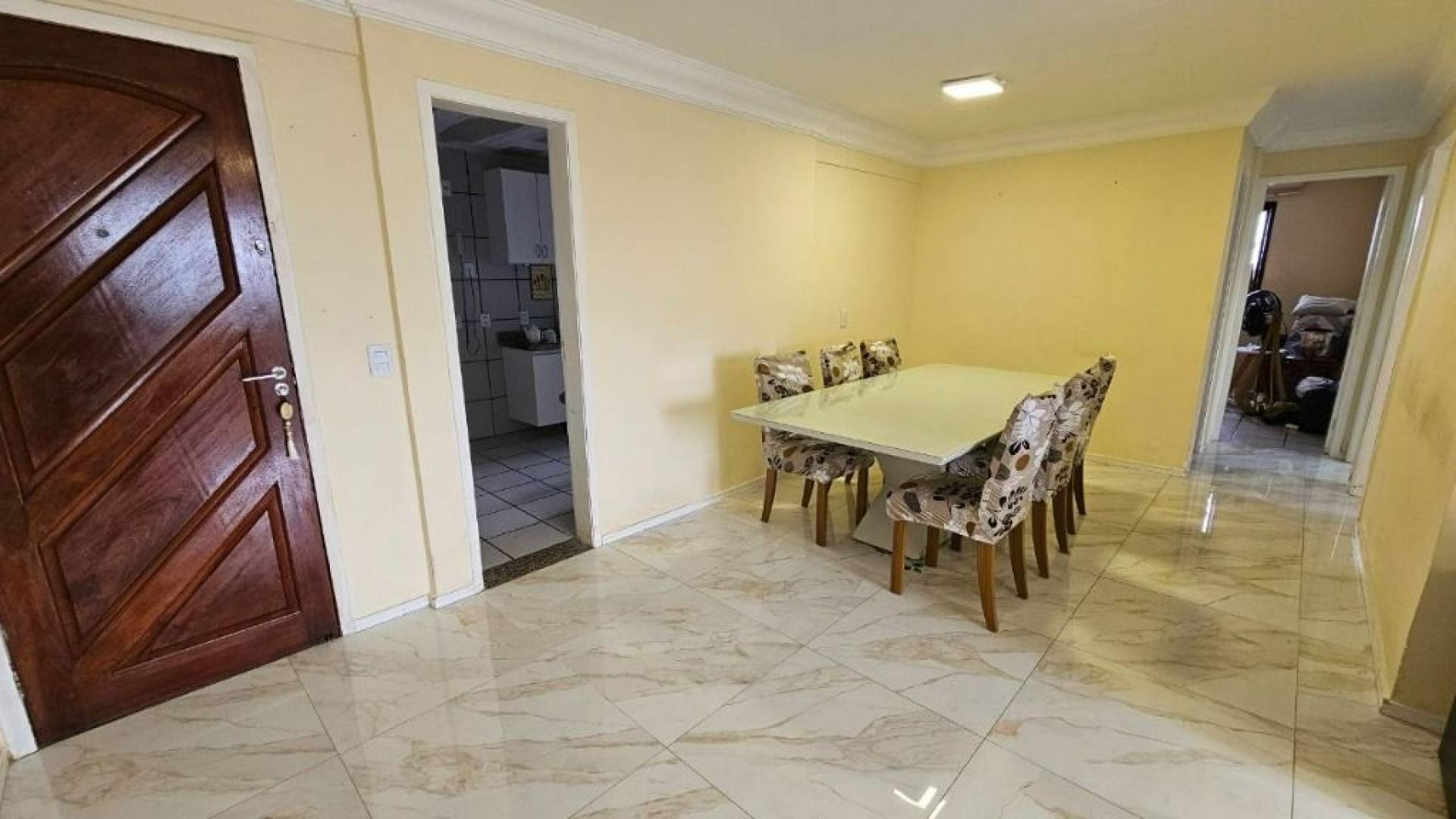 Apartamento à venda no Guararapes - R$ 580.000,00, 3 quartos, 1 suíte, 2 banheiros sociais, 2 vagas.