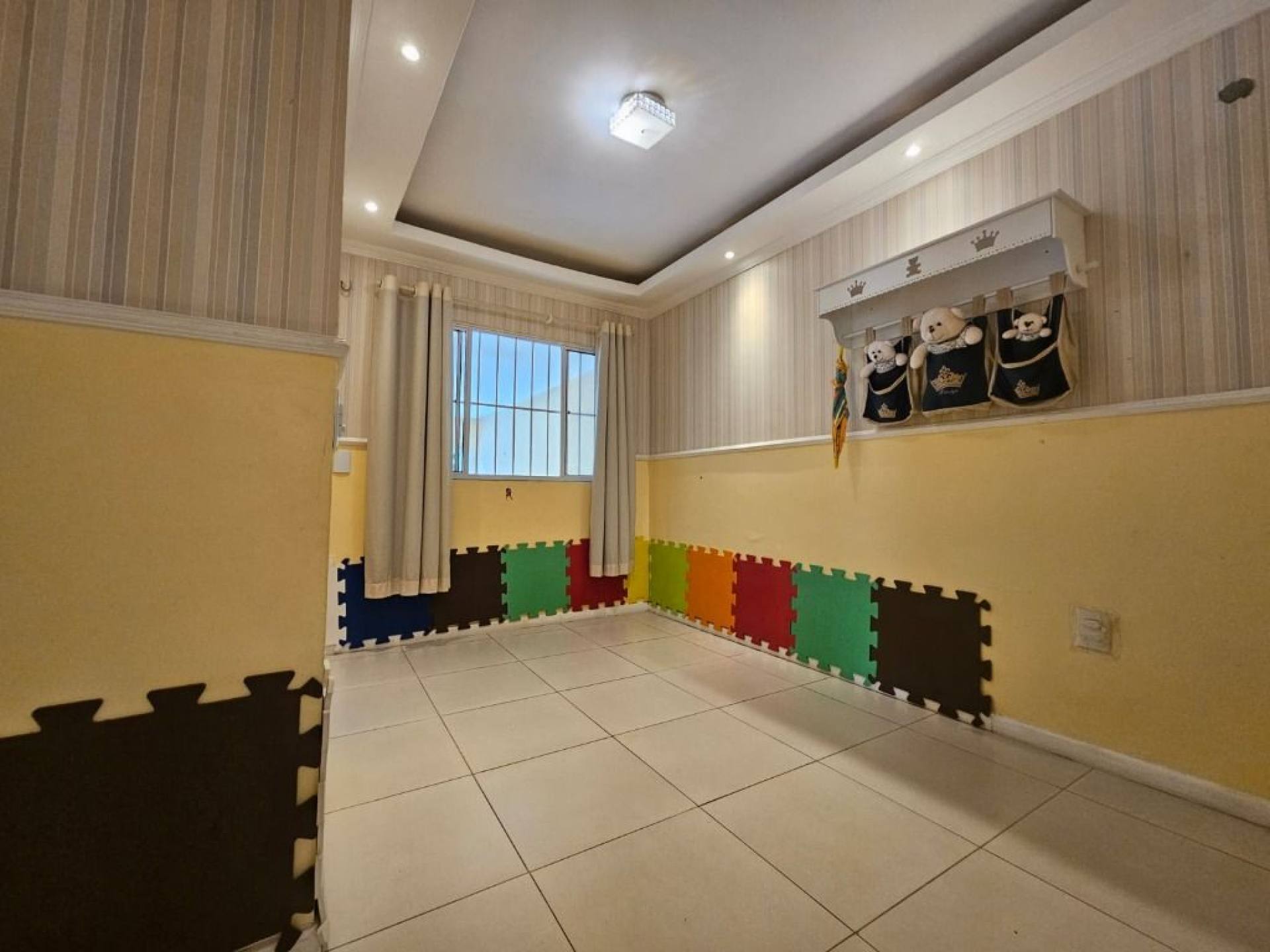 Casa com 3 quartos para alugar, 150 m² por R$ 4.077/mês - Guararapes - Fortaleza/CE