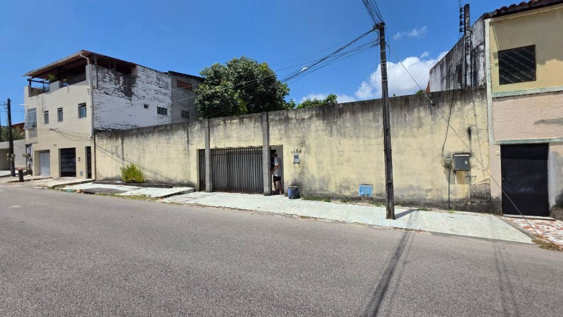 Casa à venda na Cidade dos Funcionários - 960m² de área total, 223m² de construída, 4 suítes, 10vagas - R$ 1.200.000,00