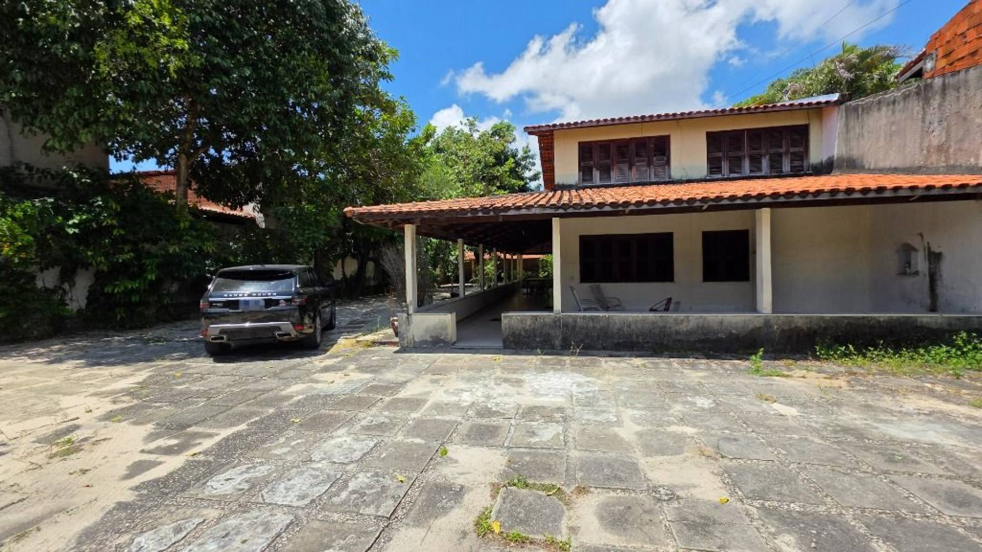 Casa à venda na Cidade dos Funcionários - 960m² de área total, 223m² de construída, 4 suítes, 10vagas - R$ 1.200.000,00