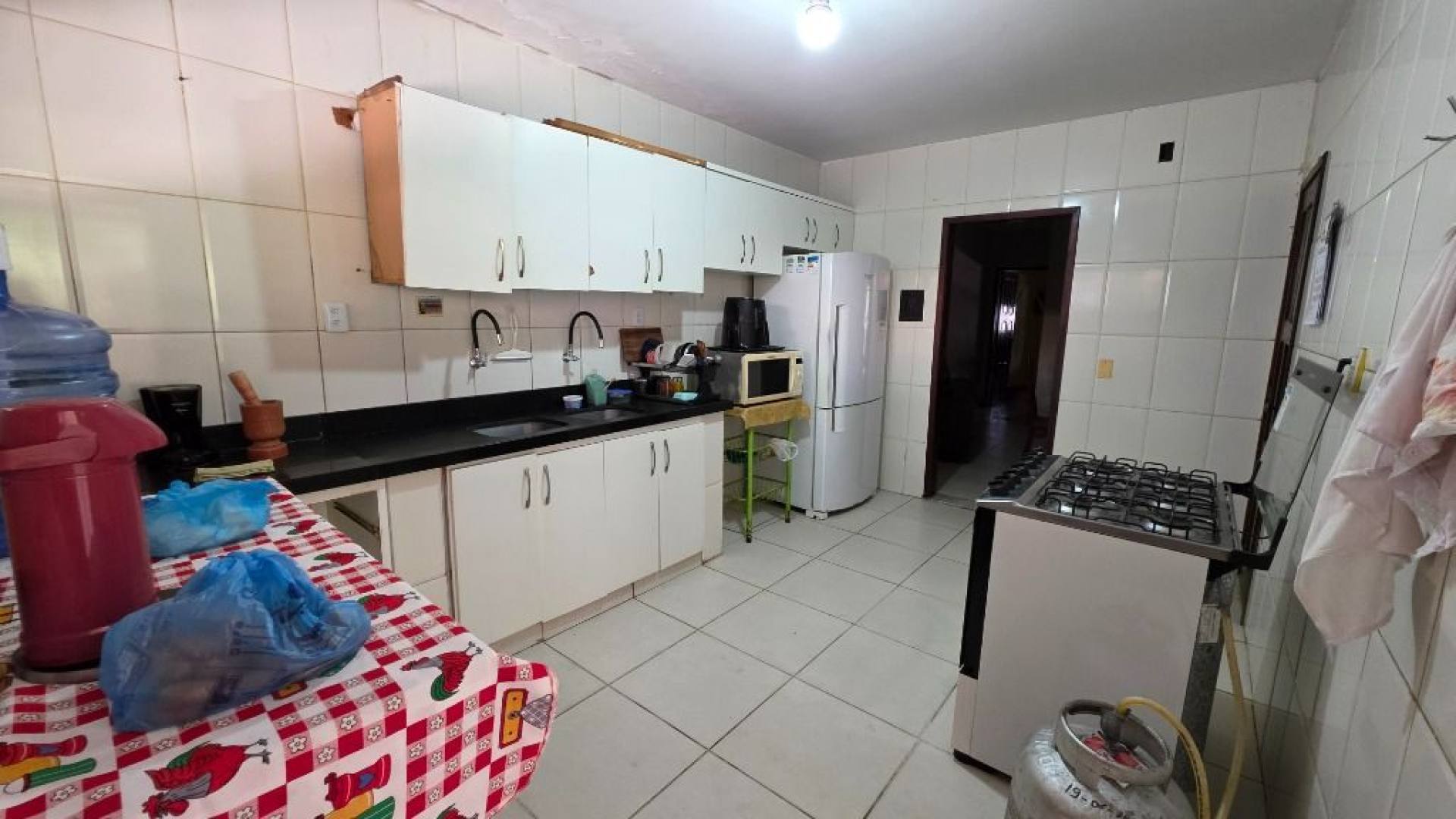Casa à venda na Cidade dos Funcionários - 960m² de área total, 223m² de construída, 4 suítes, 10vagas - R$ 1.200.000,00