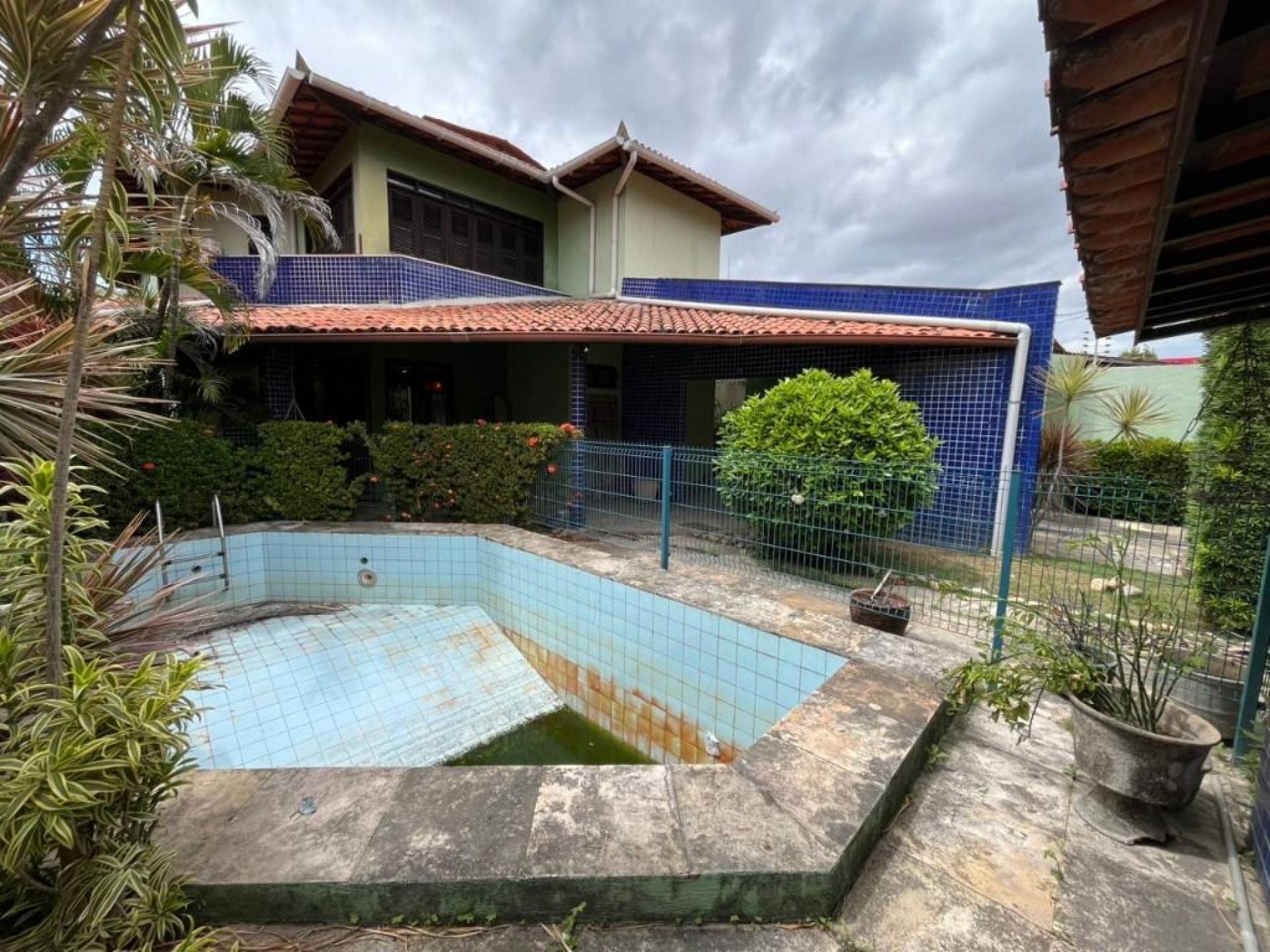 Casa com 5 dormitórios à venda, 385 m² por R$ 970.000,00 - Cidade dos Funcionários - Fortaleza/CE
