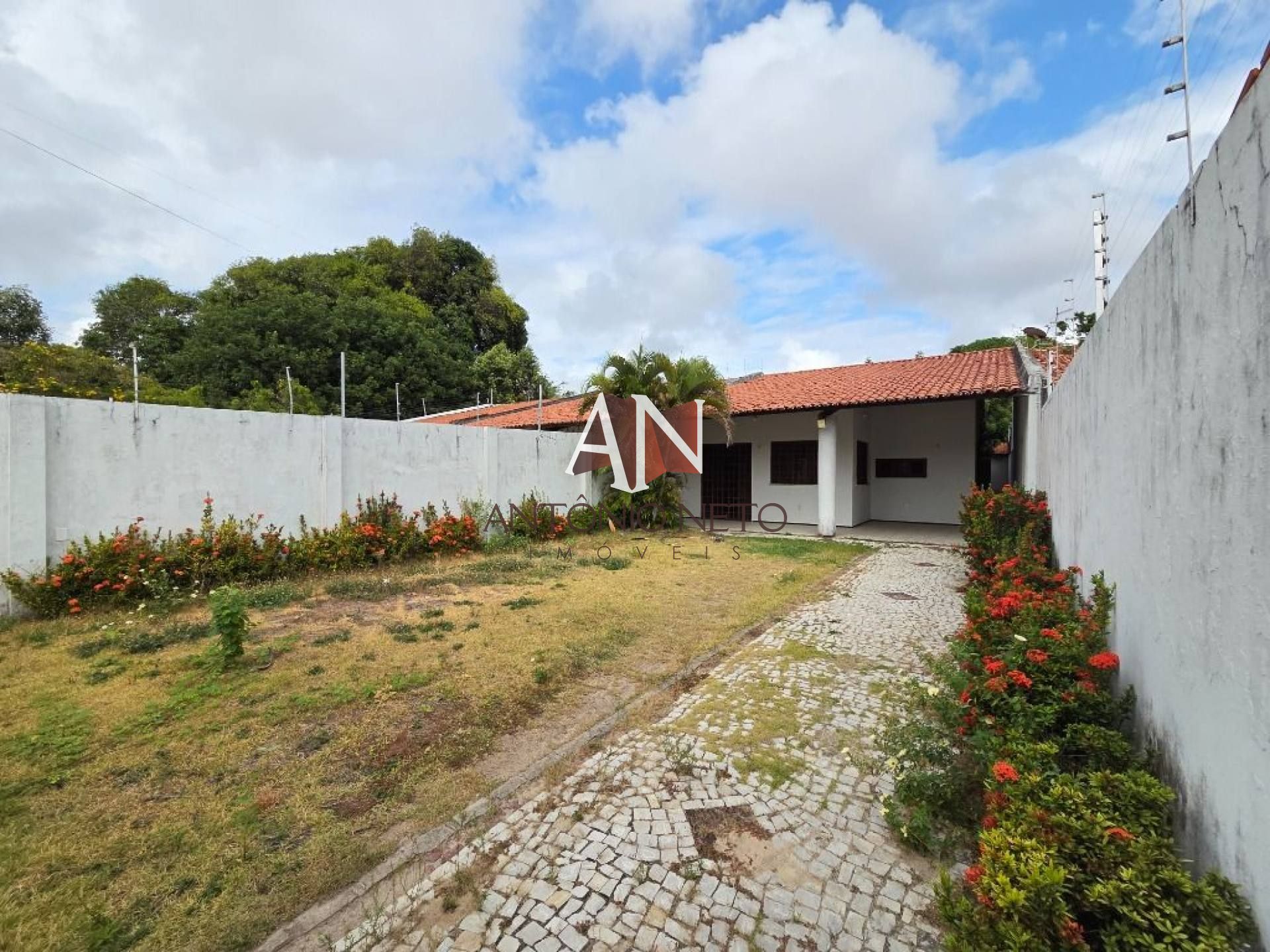 Casa Plana com 3 quartos à venda, 100 m² por R$ 560.000 - Cidade dos Funcionários - Fortaleza/CE