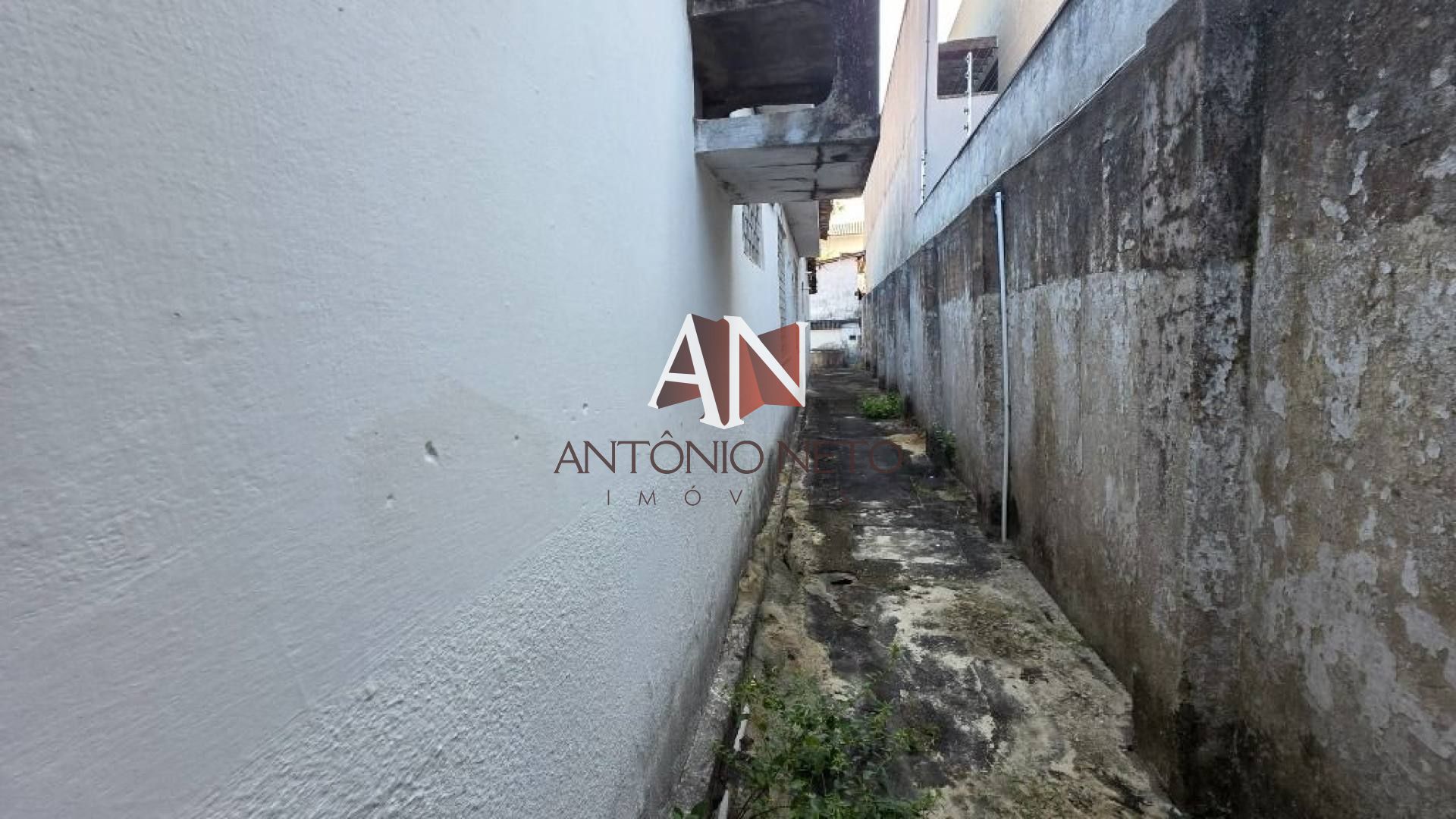Casa à venda em localização privilegiada na Cidade dos Funcionários - 405m² de terreno