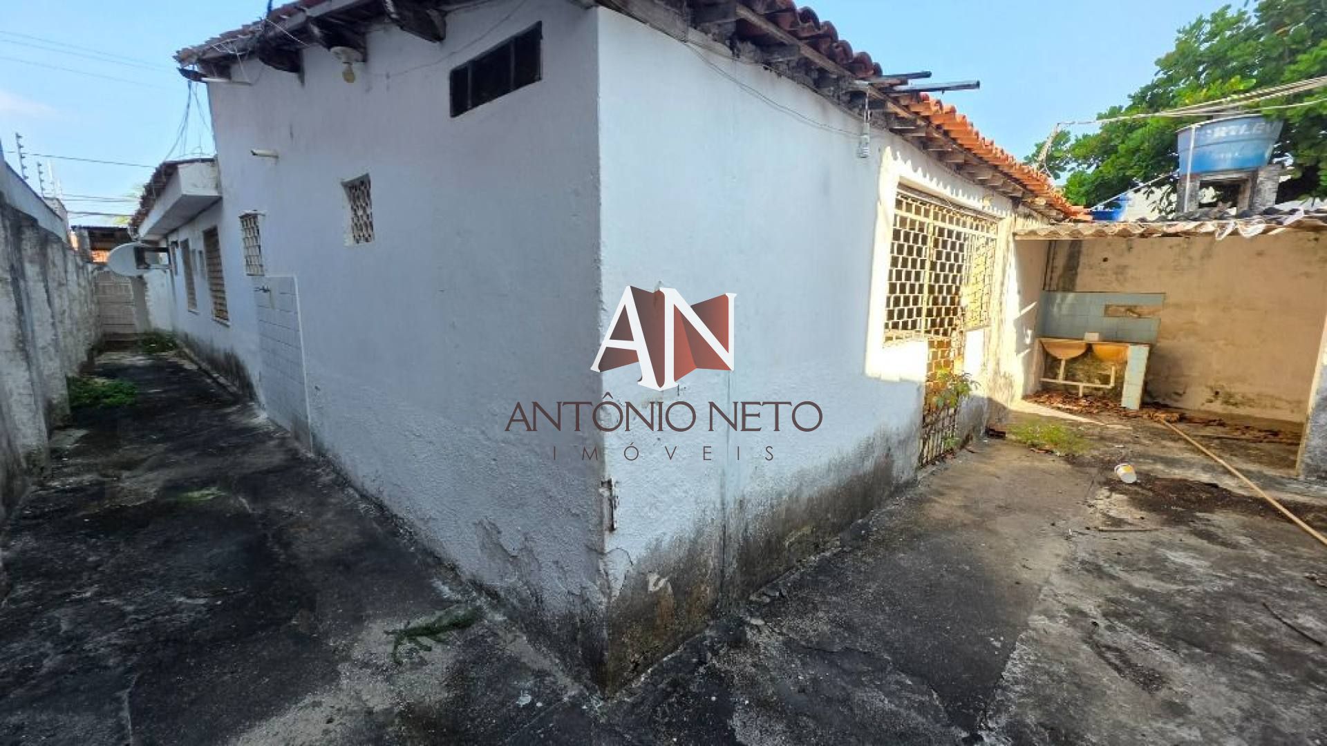 Casa à venda em localização privilegiada na Cidade dos Funcionários - 405m² de terreno
