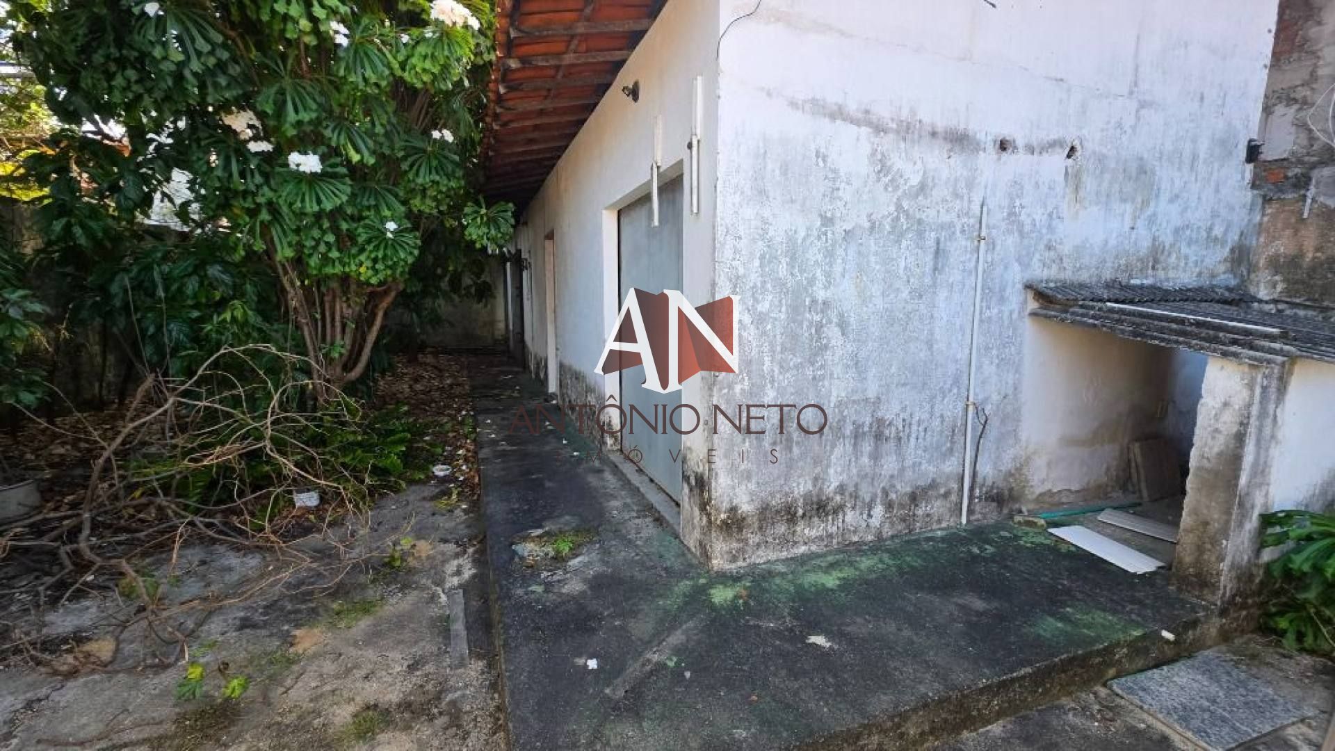 Casa à venda em localização privilegiada na Cidade dos Funcionários - 405m² de terreno