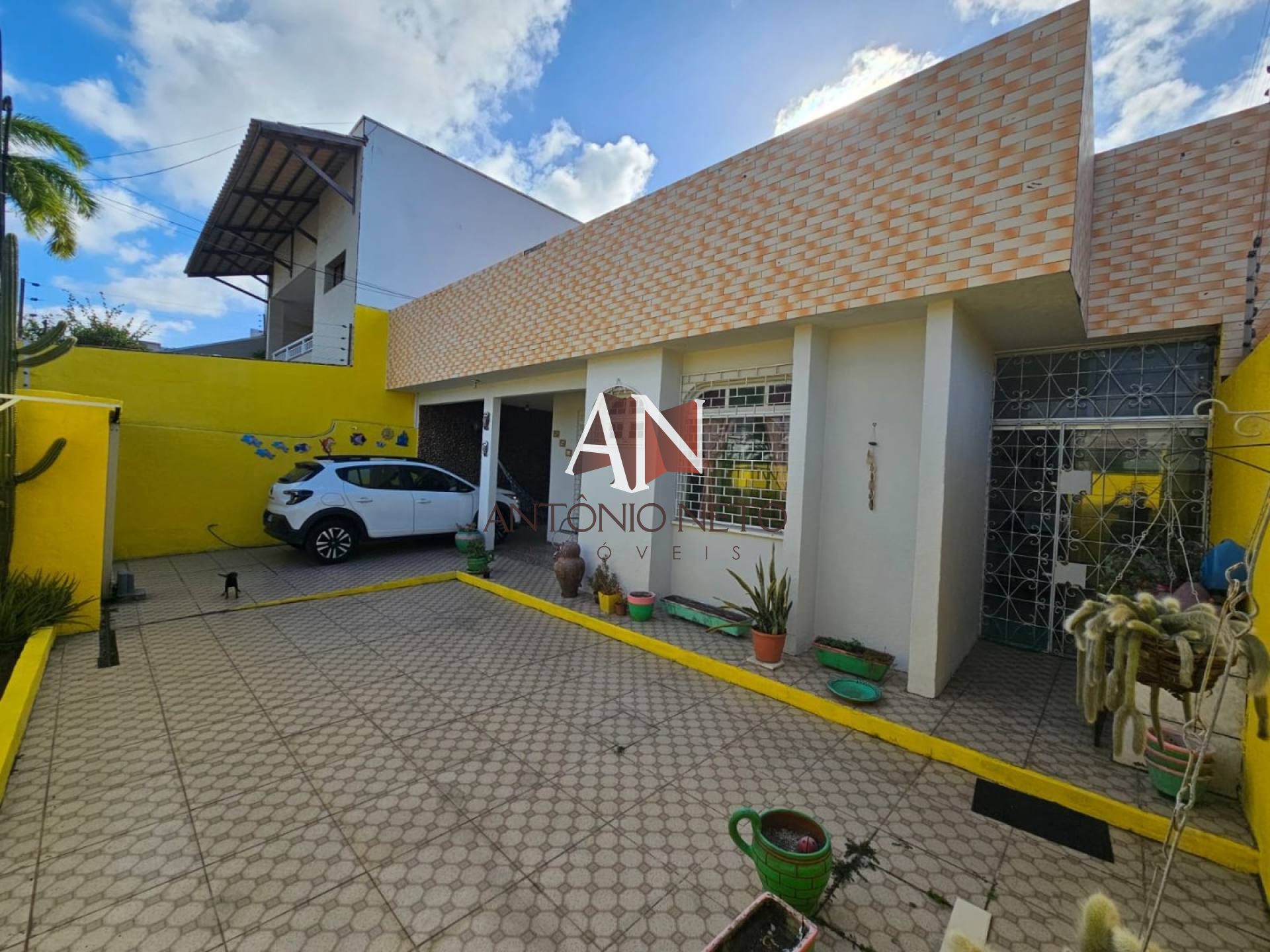 Casa Para Vender com 04 quartos 02 suítes no bairro Cambeba em Fortaleza