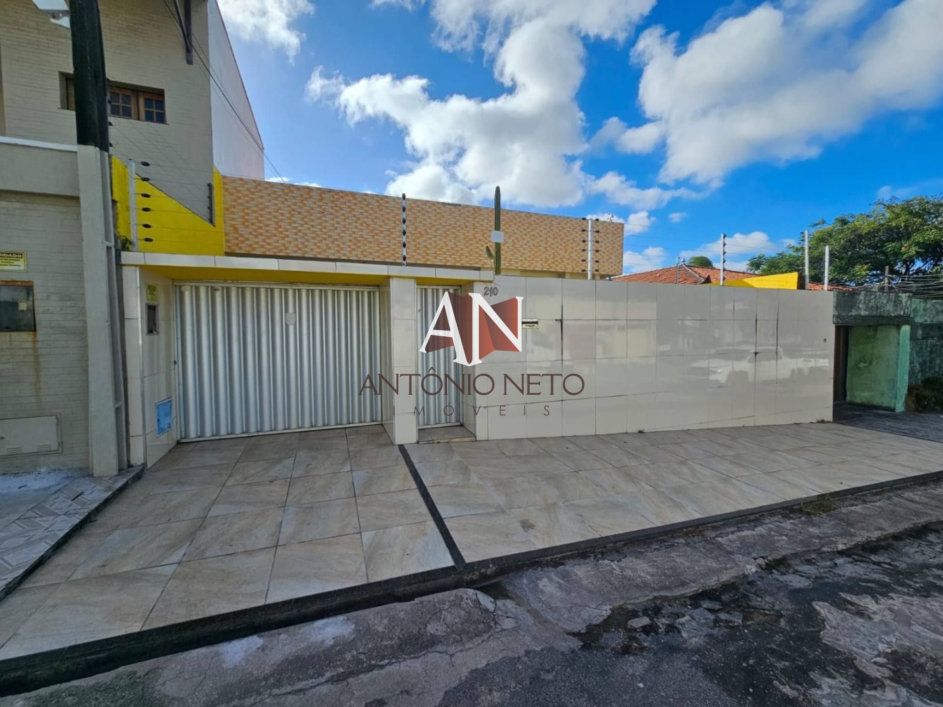 Casa Para Vender com 04 quartos 02 suítes no bairro Cambeba em Fortaleza