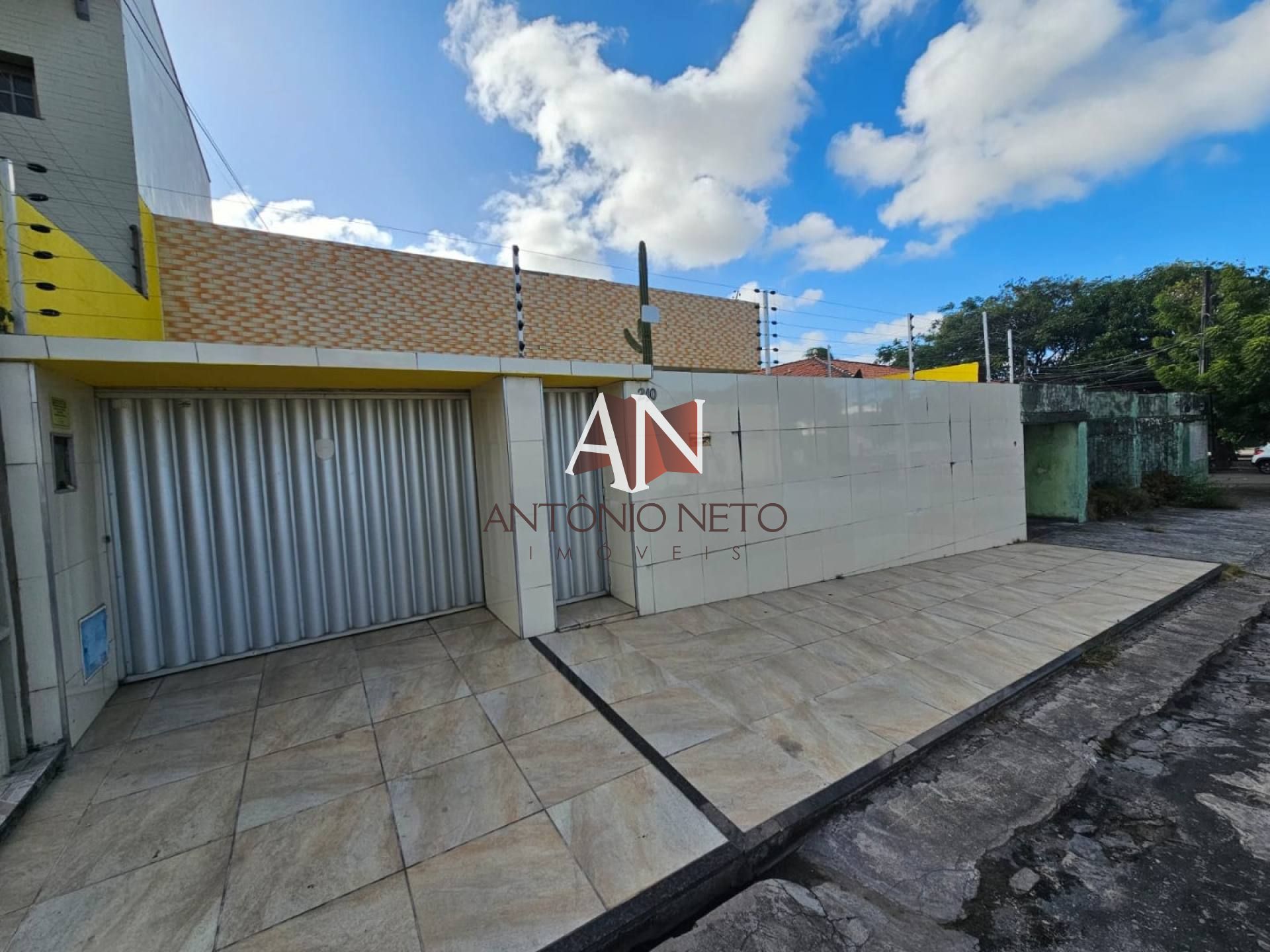 Casa Para Vender com 04 quartos 02 suítes no bairro Cambeba em Fortaleza