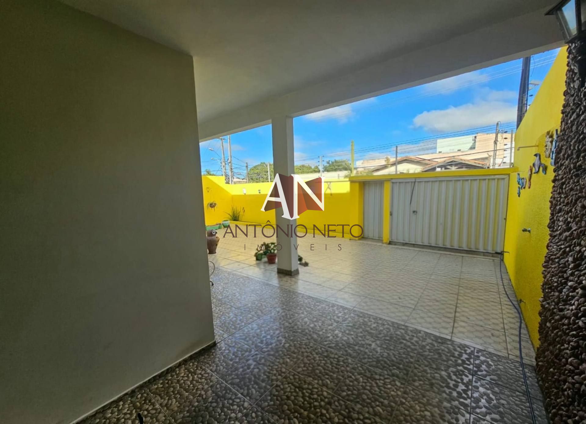 Casa Para Vender com 04 quartos 02 suítes no bairro Cambeba em Fortaleza