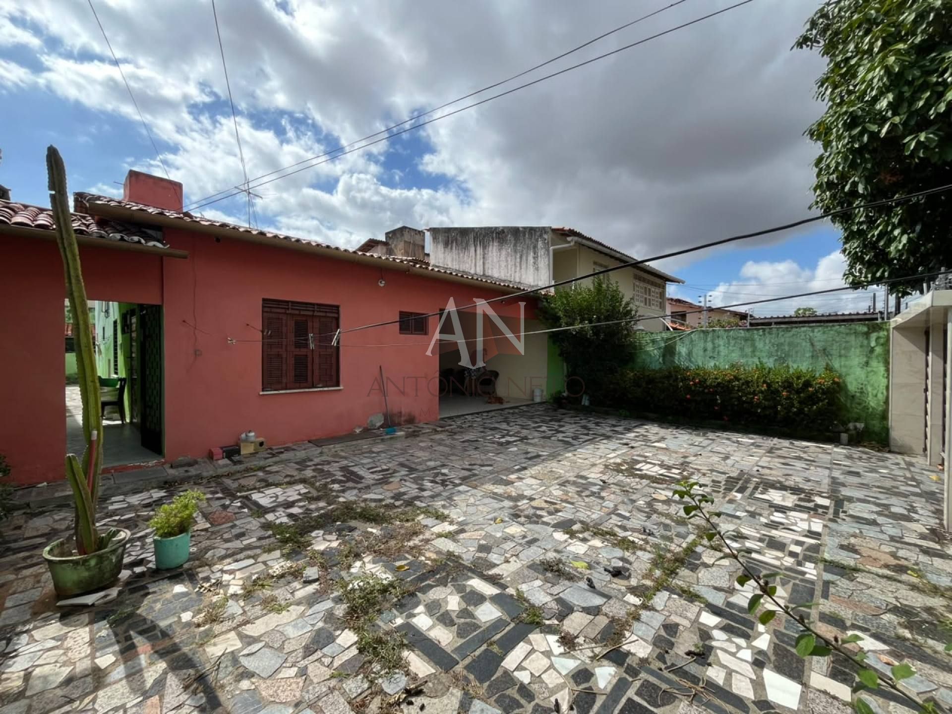 Casa com 4 dormitórios à venda, 280 m² por R$ 800.000 - Cidade dos Funcionários - Fortaleza/CE